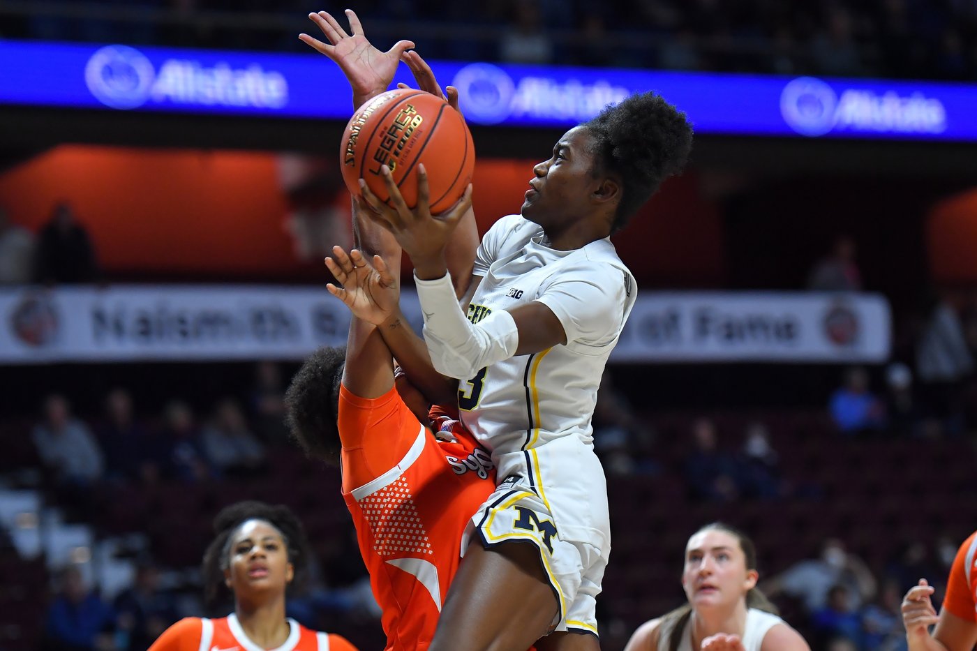 Delfosse scores 21, leads No. 6 Michigan past Syracuse in Hall of Fame Women’s Showcase | iNFOnews.ca