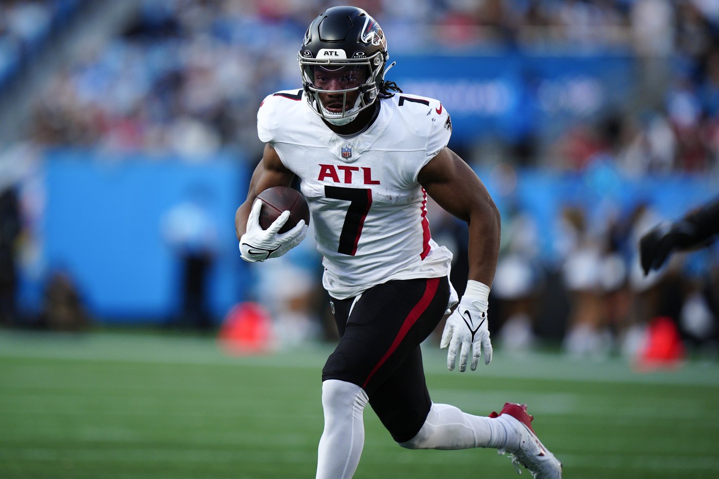 Bijan Robinson scores 2 TDs. Falcons beat Panthers 38-20 for 3rd straight victory vs. NFC South foe | iNFOnews.ca