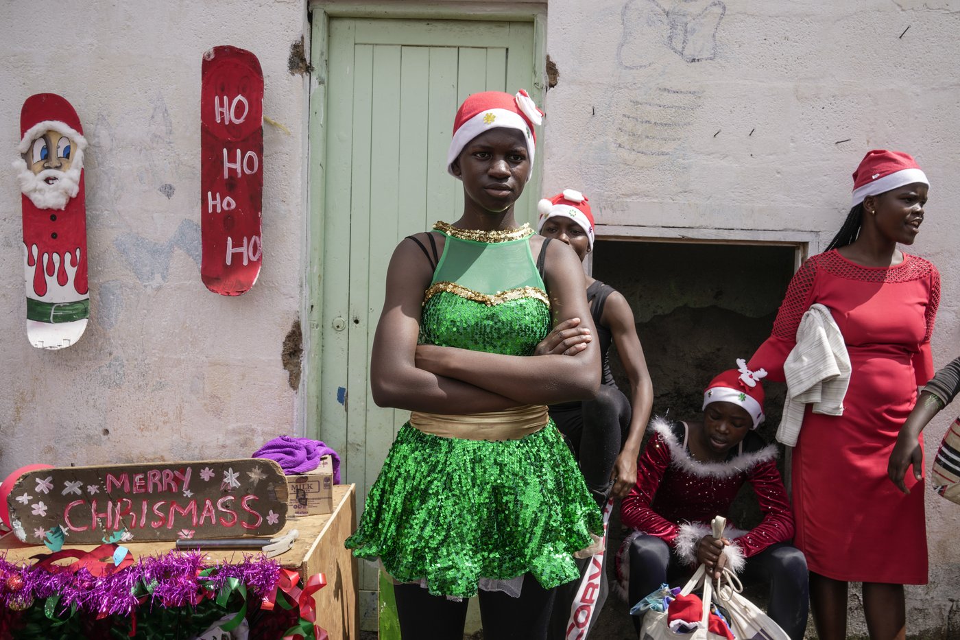 AP PHOTOS: Ballerinas turn one of Kenya's largest slums into a stage for a Christmas show | iNFOnews.ca
