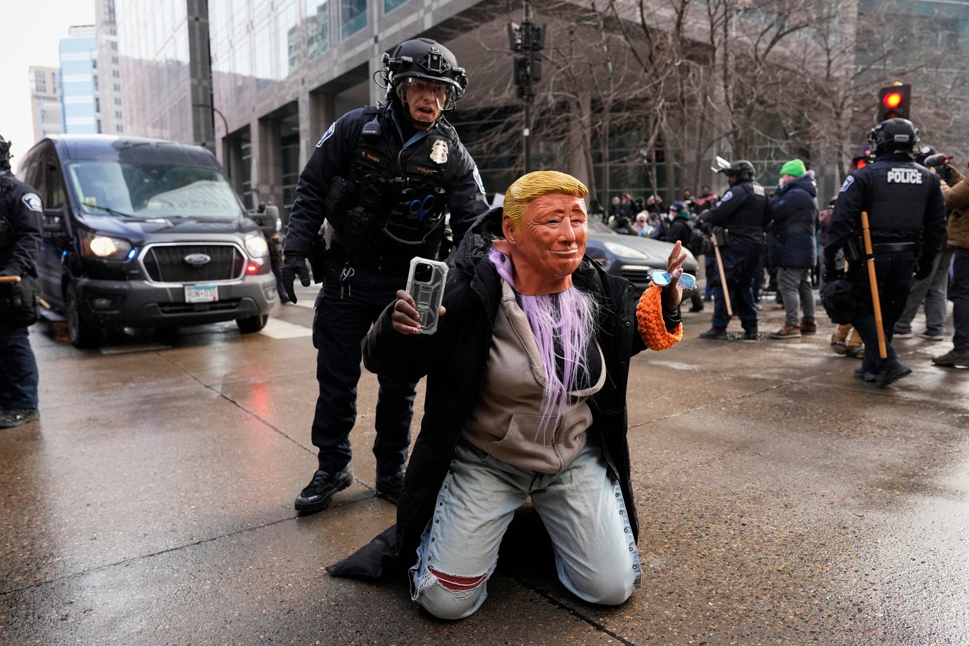 Photos show anti-ICE crowd chase off pro-ICE demonstrators from Minneapolis streets | iNFOnews.ca
