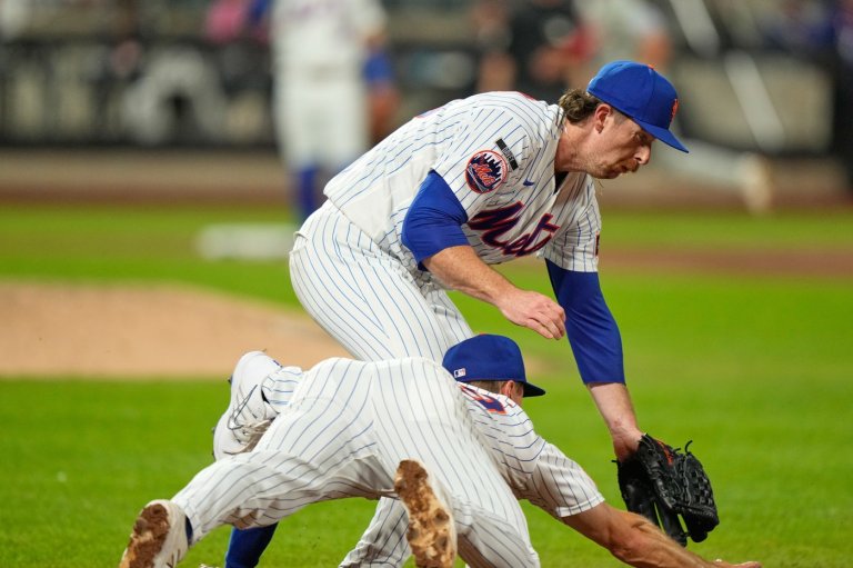 Mets' Jared Young carted off field after collision with teammate Nolan McLean | iNFOnews.ca