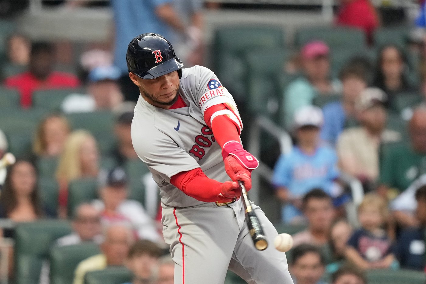 Willson Contreras hits a 2-run homer in the 8th to lift the Red Sox past the Braves, 3-2 | iNFOnews.ca