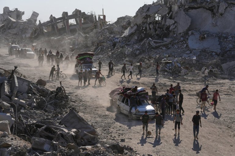 Some Palestinians pack up and move north toward their homes in Gaza after ceasefire goes into effect | iNFOnews.ca