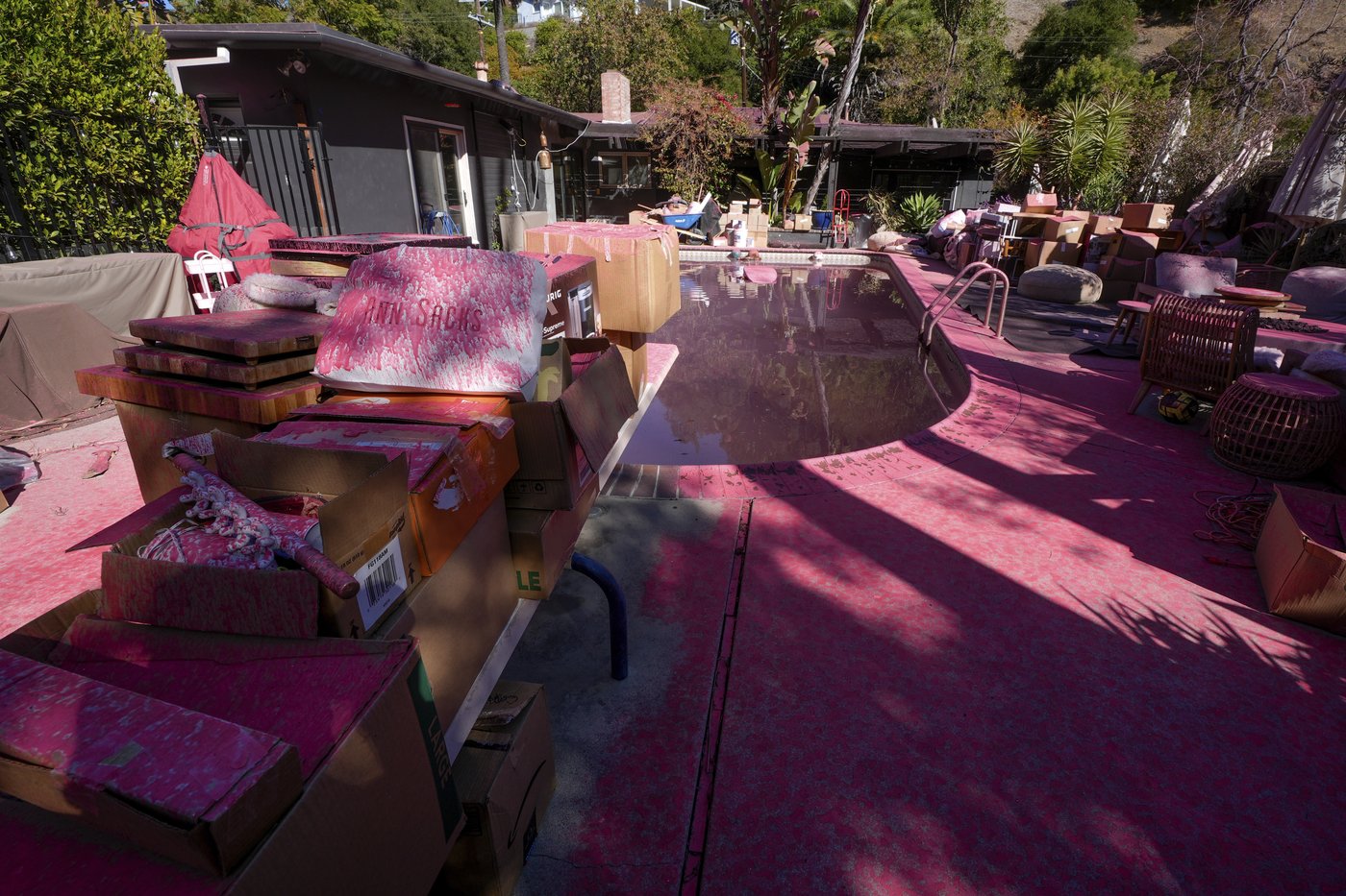 Pink flame retardants are being used to slow California fires. What do we know about them? | iNFOnews.ca