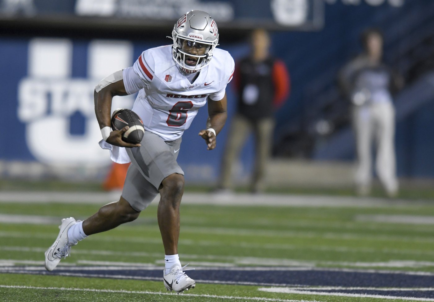 Williams throws 3 TD passes; UNLV scores 27 2nd-quarter points, beats Utah State 50-34 | iNFOnews.ca