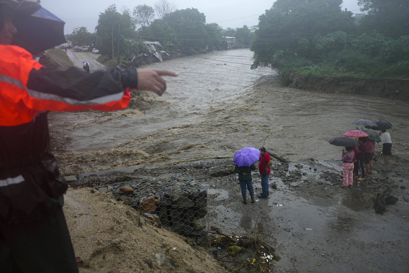 Tropical Storm Sara drenches Honduras’ northern coast with flash flooding and mudslides in forecast | iNFOnews.ca Tropical Storm Sara drenches Honduras’ northern coast with flash flooding and mudslides in forecast | iNFOnews.ca
