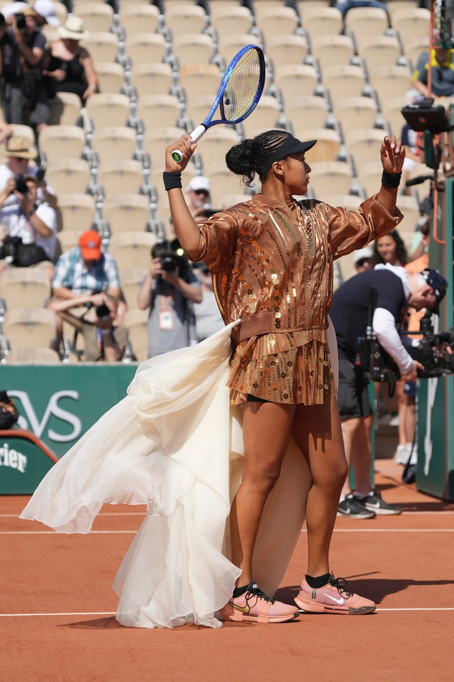 Naomi Osaka's latest French Open fashion ensemble includes an ivory train and gold jacket | iNFOnews.ca Naomi Osaka's latest French Open fashion ensemble includes an ivory train and gold jacket | iNFOnews.ca