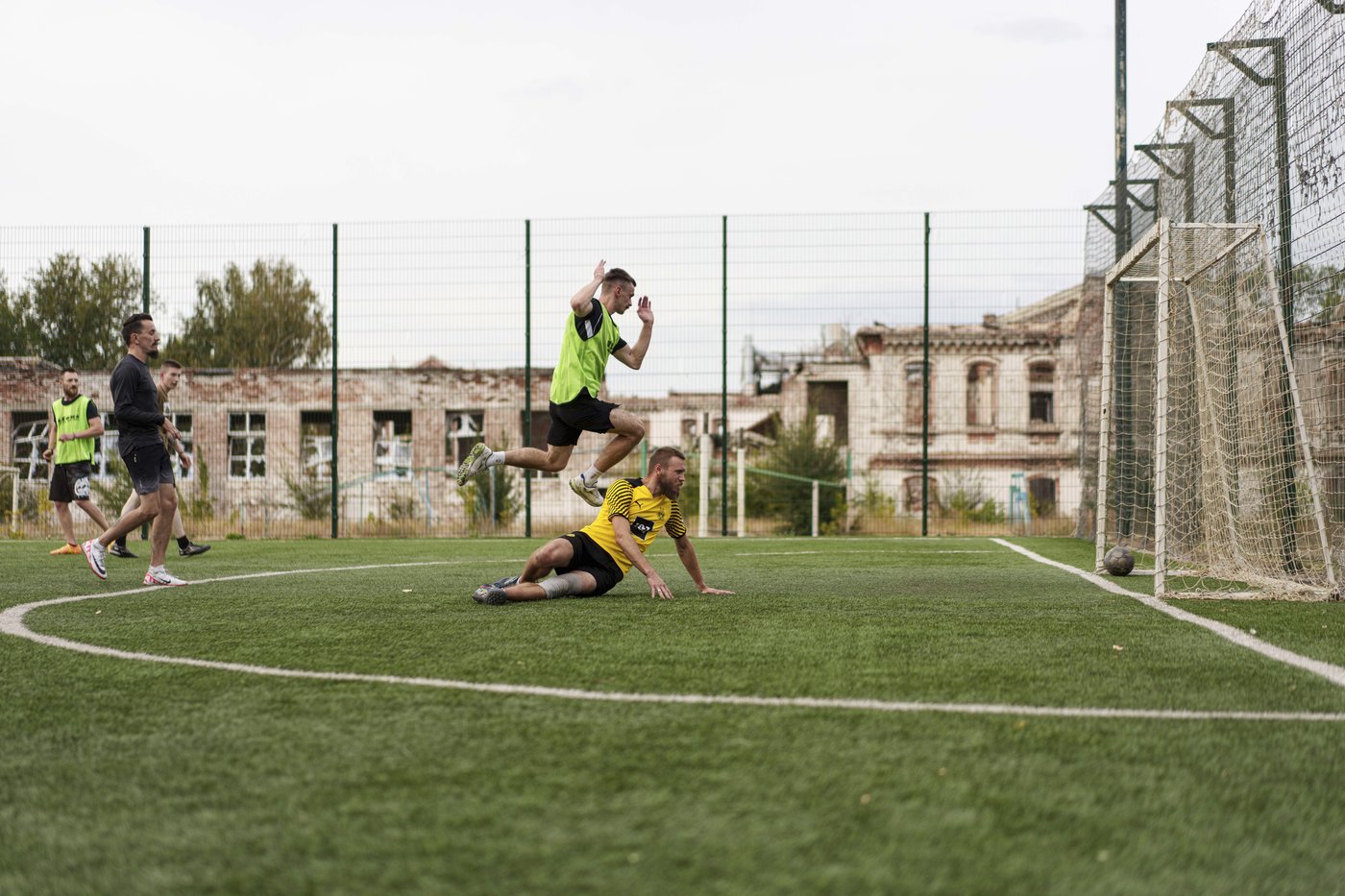In wartime Ukraine, soccer fans bury rivalries and find a moment of calm at matches | iNFOnews.ca