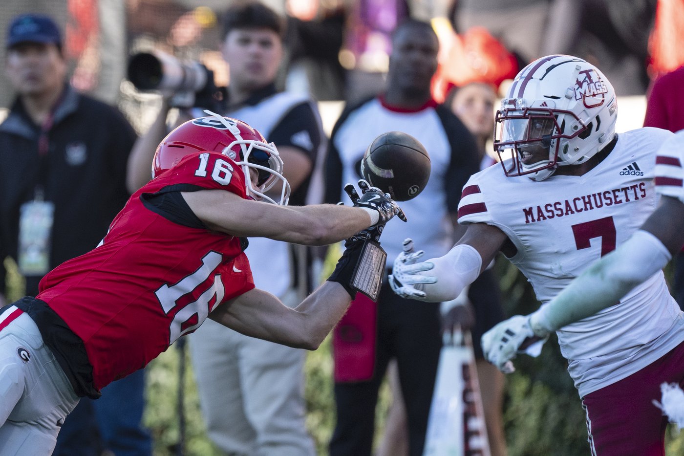 Beck throws 4 TD passes and Frazier runs for 3 scores to lead No. 8 Georgia past UMass, 59-21 | iNFOnews.ca Beck throws 4 TD passes and Frazier runs for 3 scores to lead No. 8 Georgia past UMass, 59-21 | iNFOnews.ca
