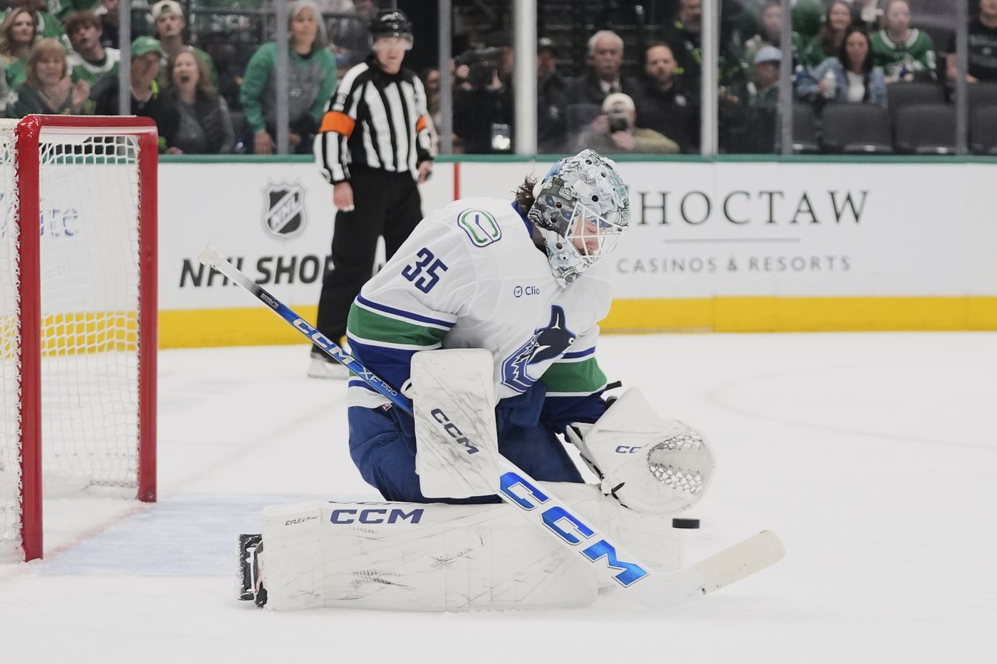 Sherwood's OT goal caps Canucks 3-goal comeback in final minute in 6-5 win over Stars | iNFOnews.ca