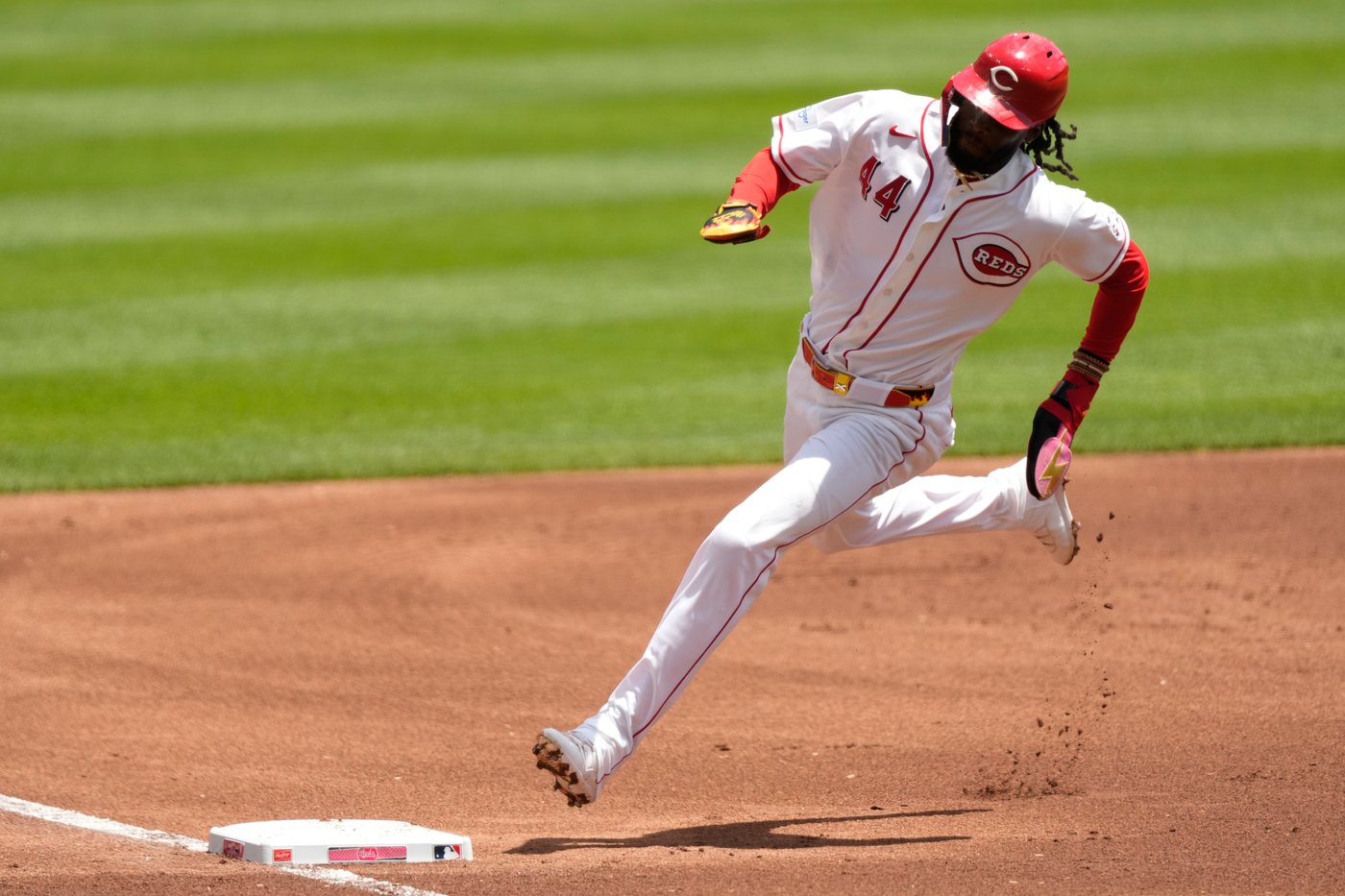 Reds' Elly De La Cruz leaves game in 5th inning with right hamstring tightness | iNFOnews.ca