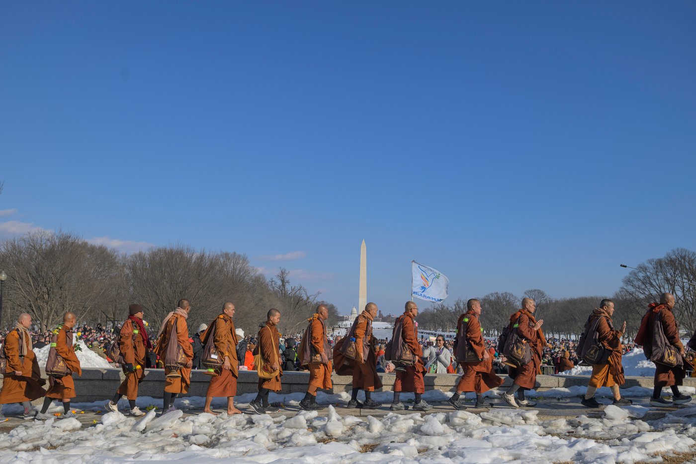 Buddhist monks draw thousands to Lincoln Memorial on final day of their 15-week journey from Texas | iNFOnews.ca