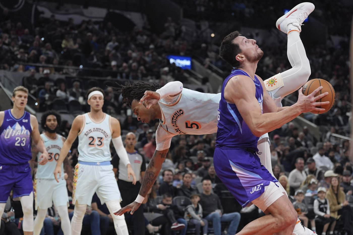 Spurs rally to top Jazz 126-118 for 2nd straight victory without injured Wembanyama | iNFOnews.ca