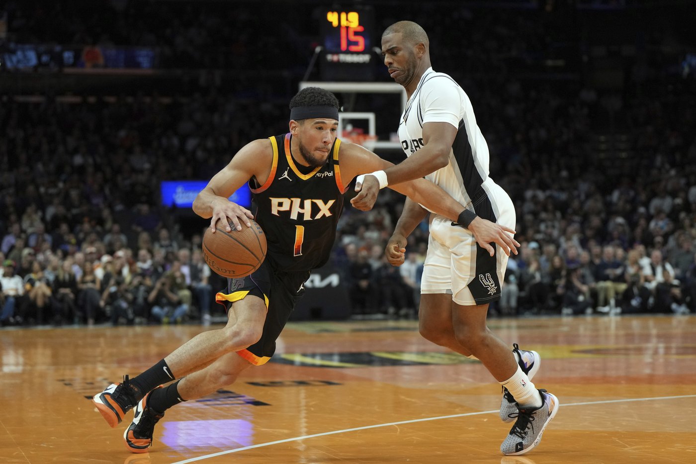 Booker scores 29 and Suns lose Durant to ankle injury in 104-93 win over Spurs | iNFOnews.ca
