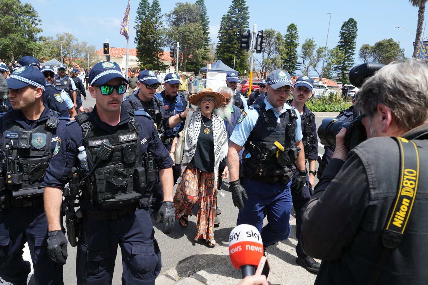 Australia's leaders promise to tighten gun laws after Bondi Beach massacre on Hanukkah | iNFOnews.ca Australia's leaders promise to tighten gun laws after Bondi Beach massacre on Hanukkah | iNFOnews.ca