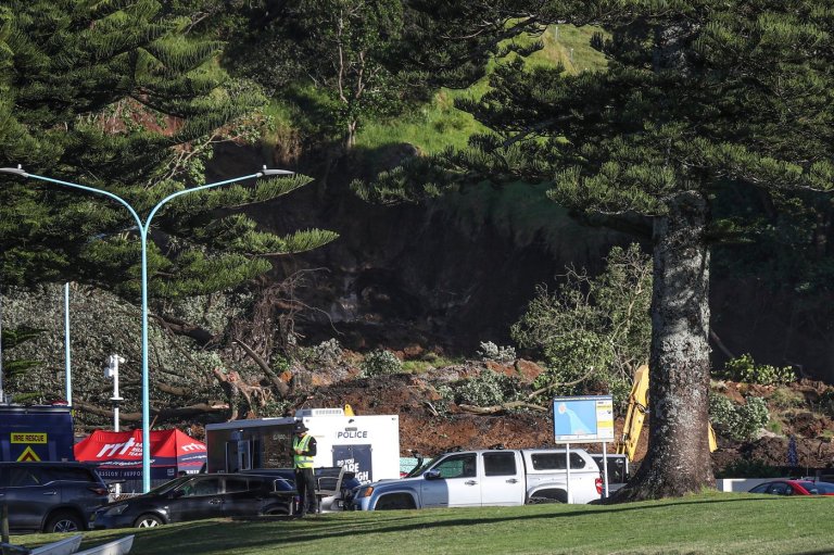 A search for 6 presumed dead in a New Zealand landslide is expected to take days | iNFOnews.ca