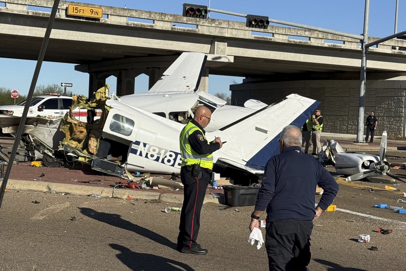 Propeller plane crashes onto a Texas highway, sending 4 people to hospitals | iNFOnews.ca