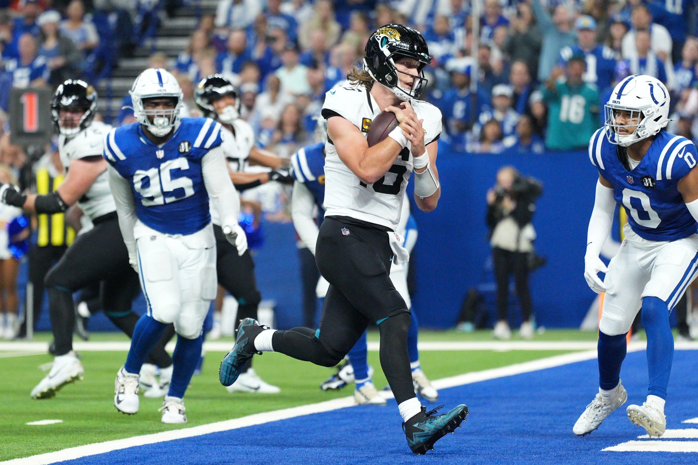 Trevor Lawrence runs for 2 scores as Jaguars close in on AFC South title with 23-17 win over Colts | iNFOnews.ca