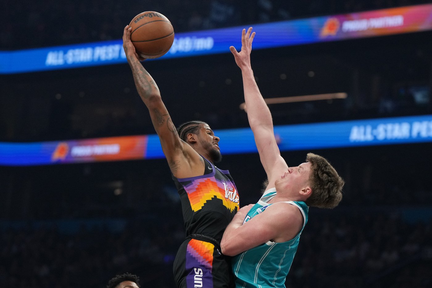 Booker scores 30 points as Suns halt Hornets' road winning streak at 10 with 111-99 victory | iNFOnews.ca
