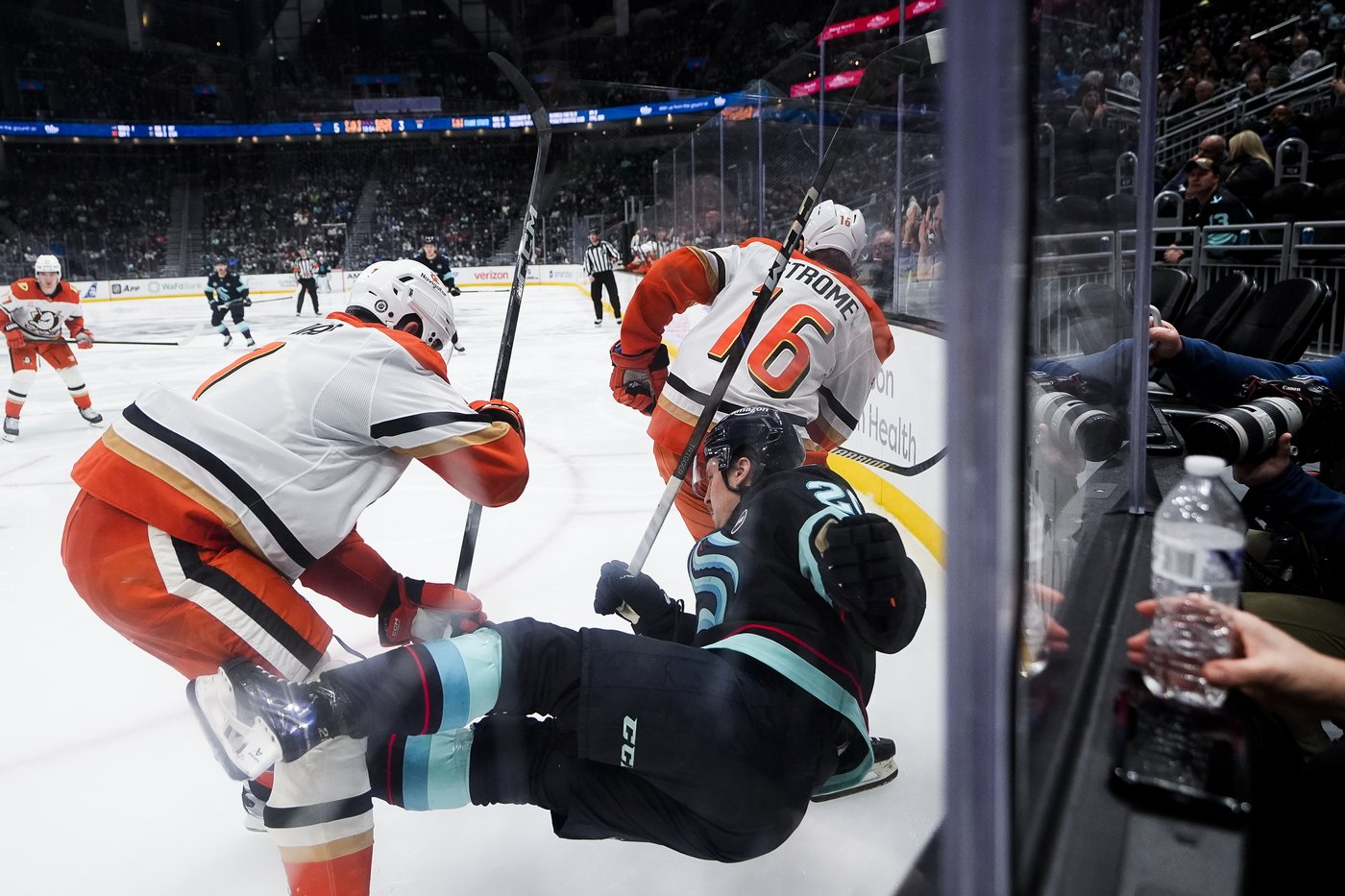 Ducks score 3 goals early in 2nd period and beat Kraken 6-4 for 3rd straight win | iNFOnews.ca