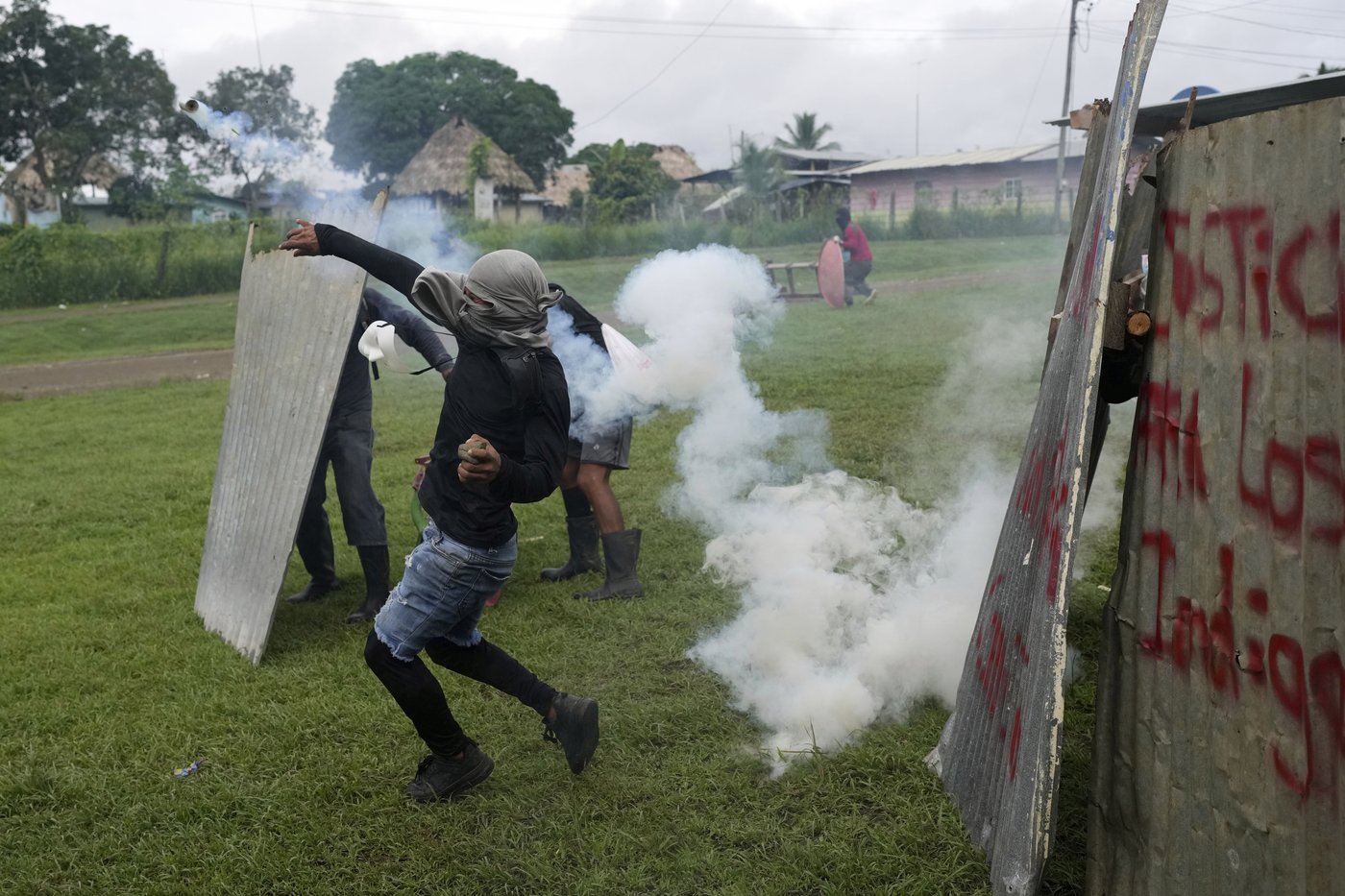 Protesters and police clash in eastern Panama | iNFOnews.ca Protesters and police clash in eastern Panama | iNFOnews.ca