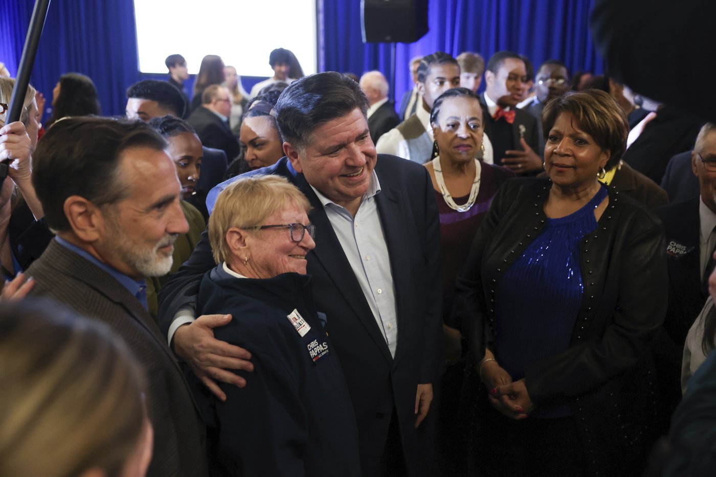 Pritzker and Ocasio-Cortez: A billionaire and a former bartender emerge as Trump resistance leaders | iNFOnews.ca