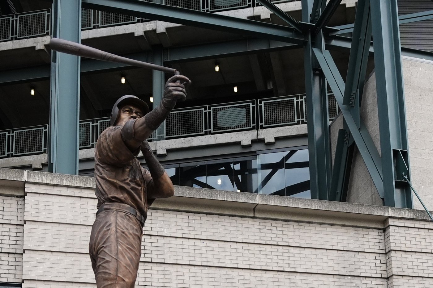 Ichiro Suzuki's statue unveiling has a mishap as bat snaps during ceremony | iNFOnews.ca