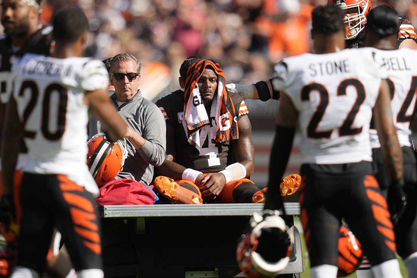 Browns QB Watson suffers likely season-ending Achilles injury. Teammates upset some fans cheered | iNFOnews.ca