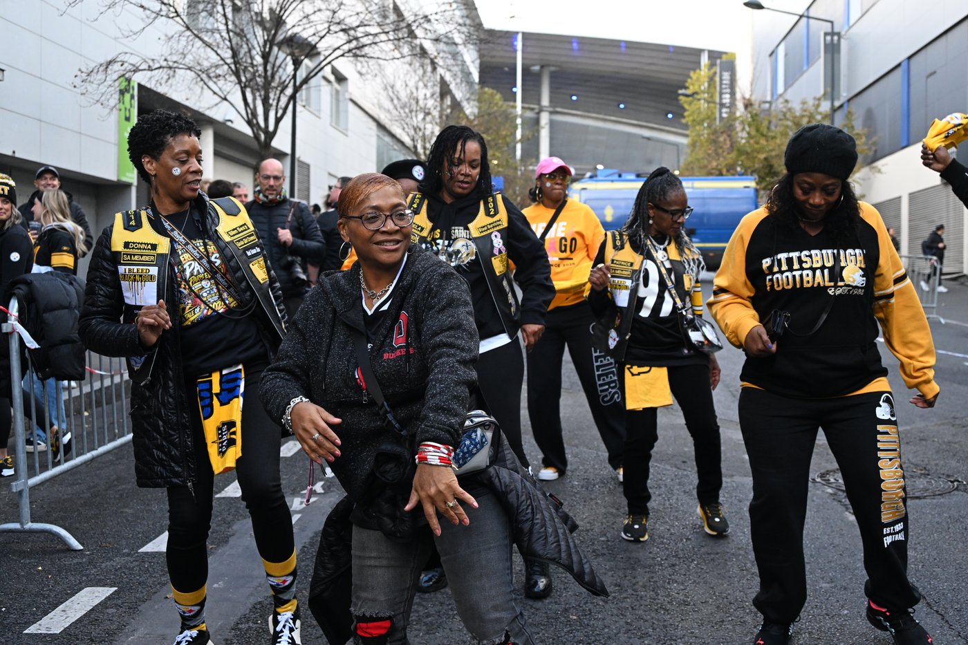 Good mood among fans attending the first NFL game in Paris, a day after protests and clashes | iNFOnews.ca