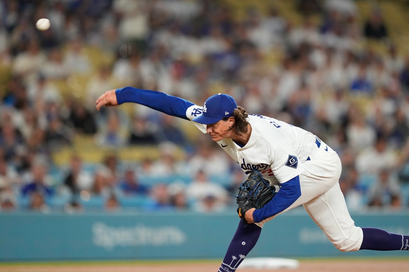 Mookie Betts homers twice and Dodgers go back-to-back twice in 8th inning of 8-2 win over Giants | iNFOnews.ca