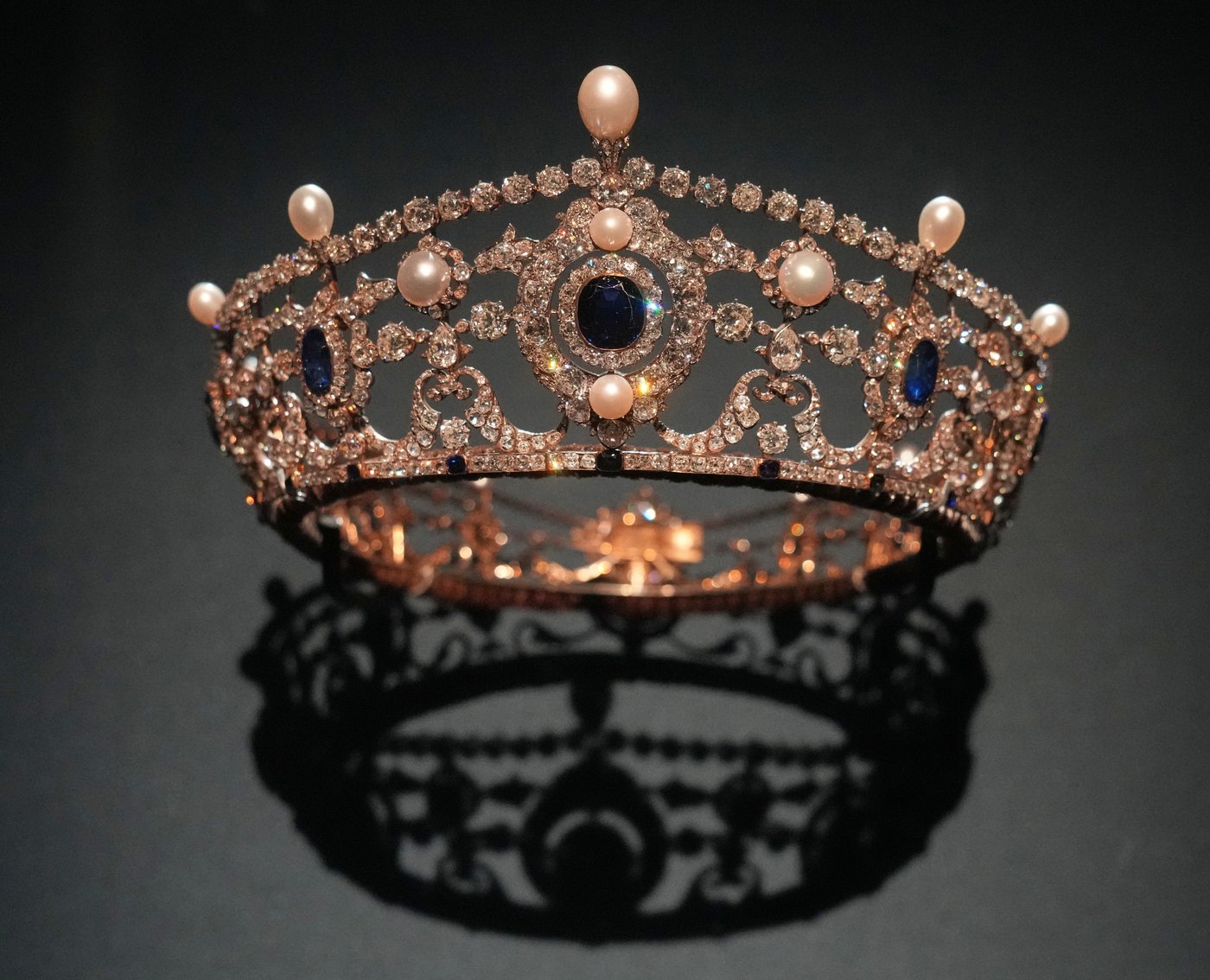 More glittering royal jewels displayed while Paris is still uneasy over the Louvre robbery | iNFOnews.ca