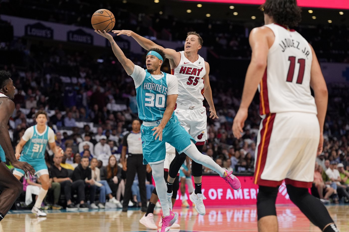 Jimmy Butler's scores 13 of 26 points in fourth quarter as Heat hold off pesky Hornets 114-106 | iNFOnews.ca