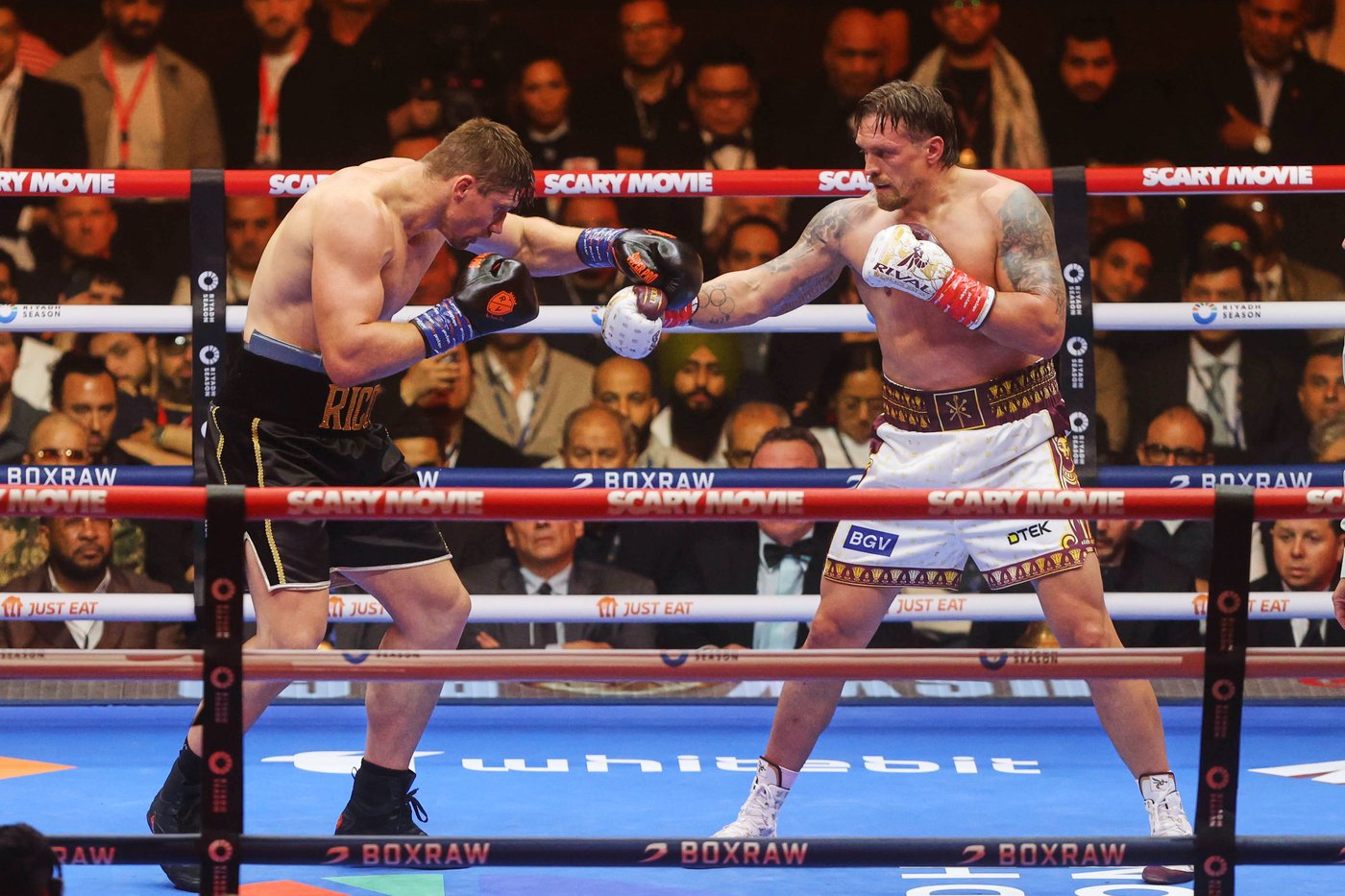 Usyk stops kickboxer Verhoeven in 11th round of heavyweight title fight in Egypt | iNFOnews.ca