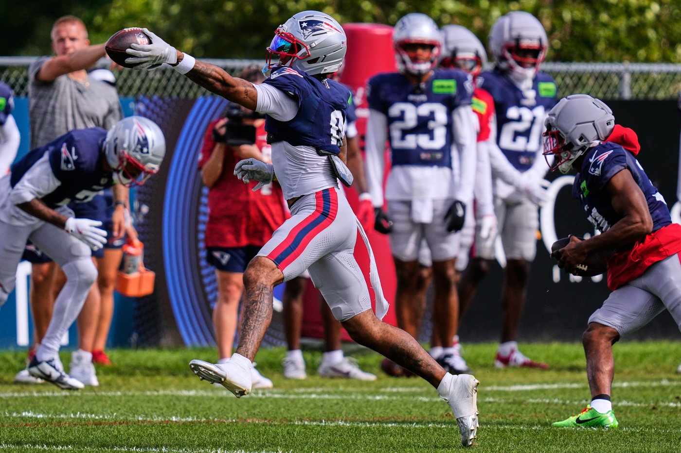 Patriots make Christian Gonzalez the NFL's highest-paid cornerback, AP sources say | iNFOnews.ca