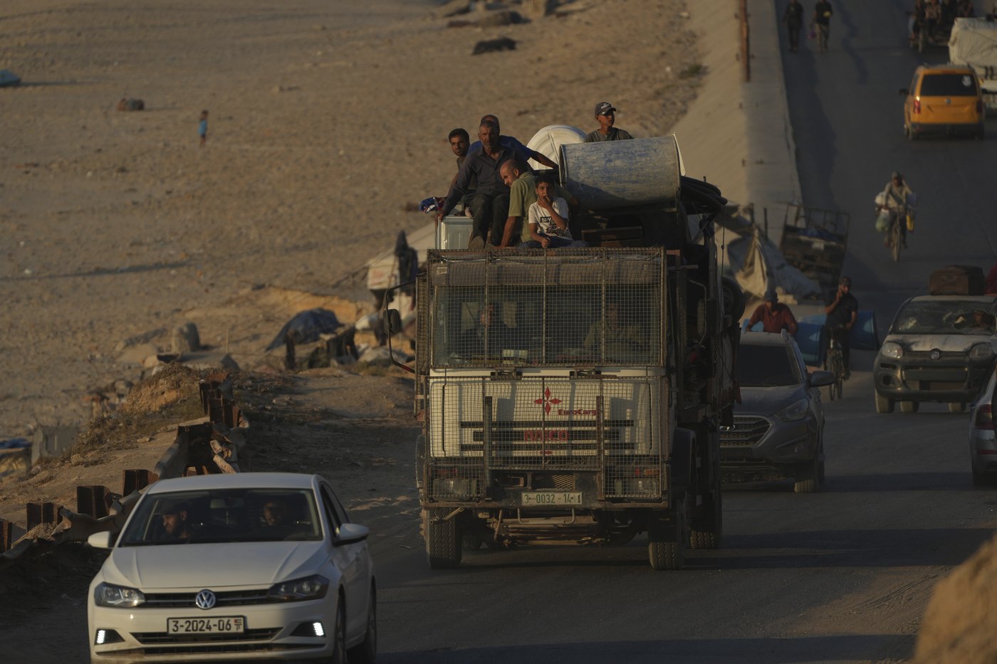 Photos show displaced Palestinians fleeing the northern Gaza Strip | iNFOnews.ca