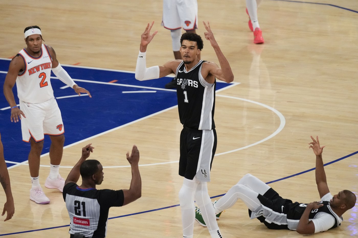 Victor Wembanyama plays 1-on-1 chess with fans in New York | iNFOnews.ca Victor Wembanyama plays 1-on-1 chess with fans in New York | iNFOnews.ca