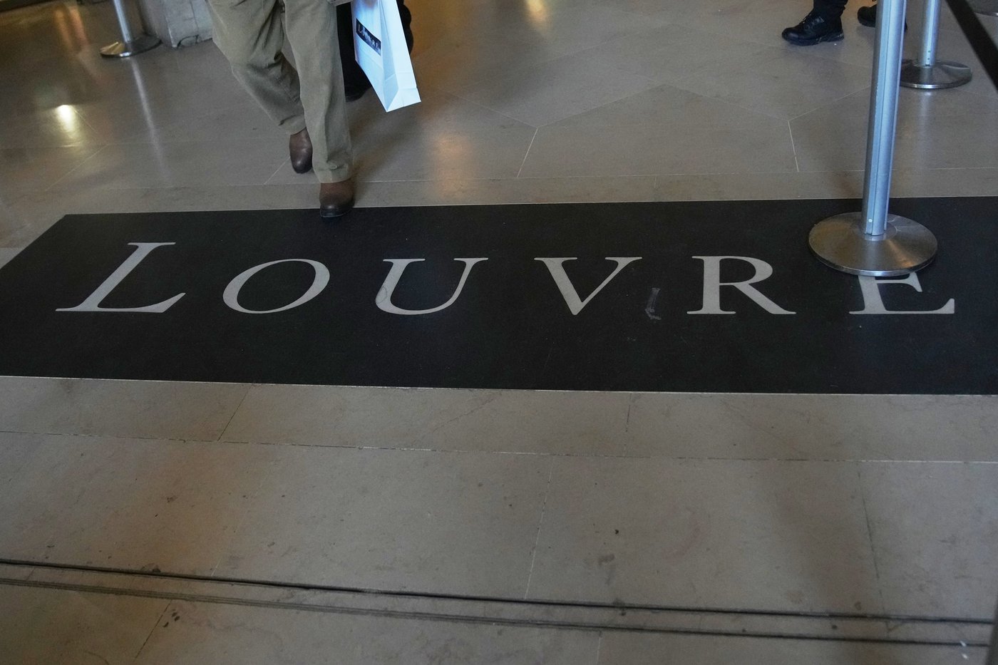 Louvre workers announce strike over work conditions and security after $102M heist | iNFOnews.ca