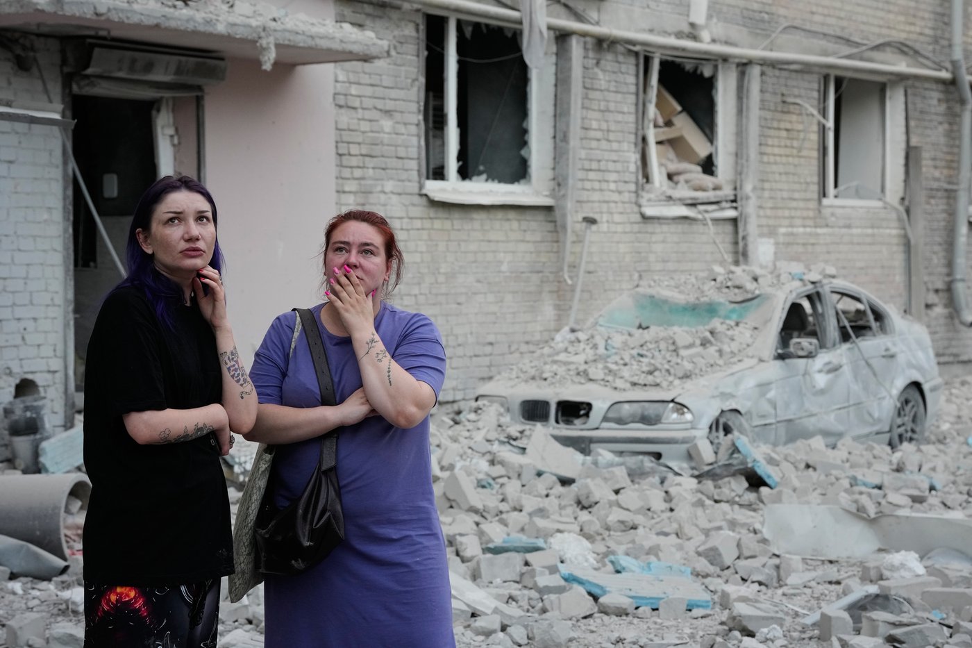 Photos show aftermath of large-scale Russian attack overnight in Kyiv | iNFOnews.ca