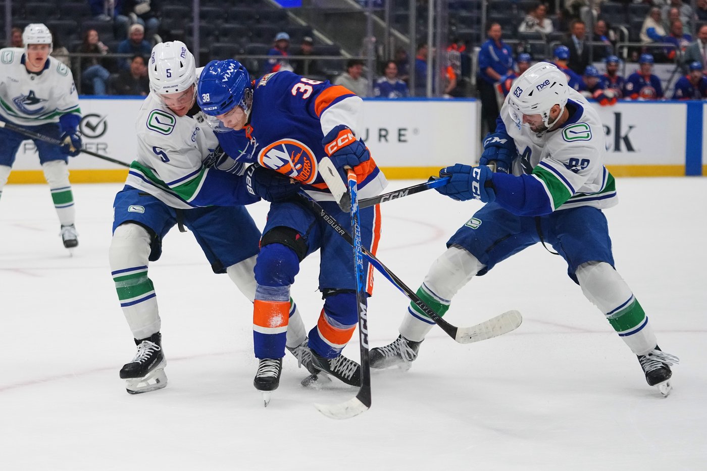 Kyle Palmieri scores twice as Islanders beat struggling Canucks 3-2 | iNFOnews.ca