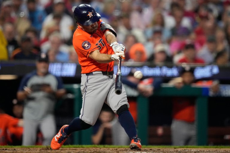 Astros' Jose Altuve doubles in 3rd inning vs. Phillies for 2,500th career hit | iNFOnews.ca