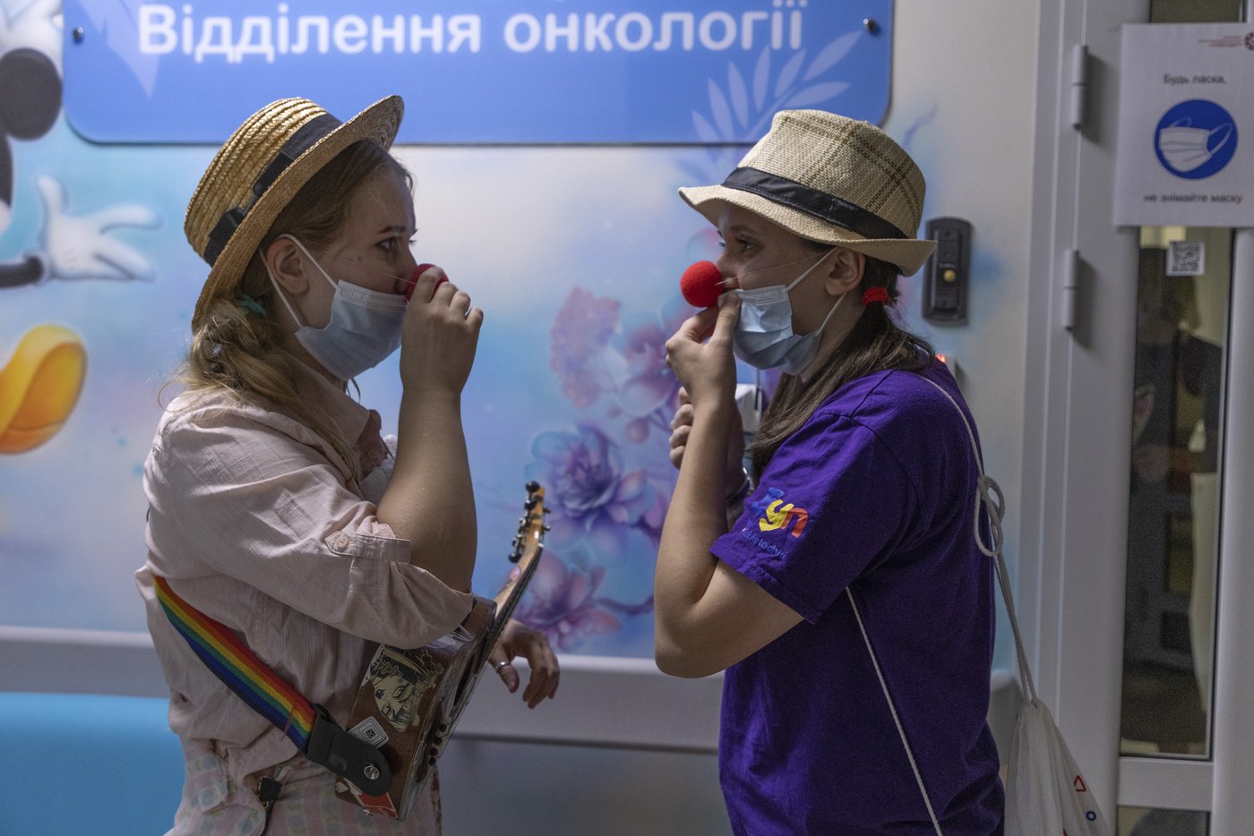Hospital clowns bring joy to young Ukrainian cancer patients who survived Russian missile attack | iNFOnews.ca