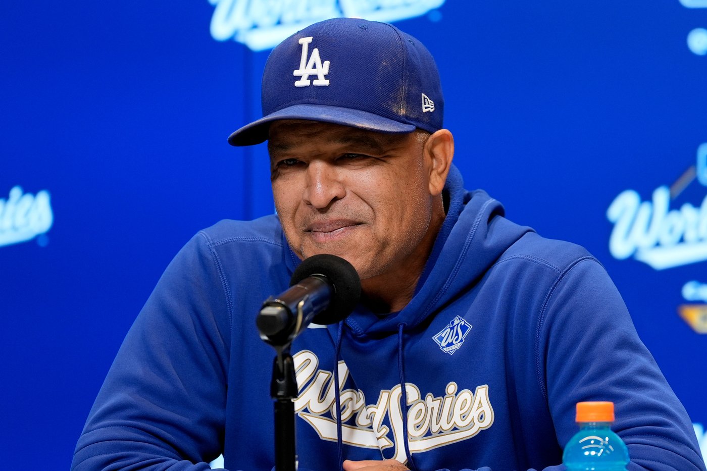 Dave Roberts vows to never sprint again after the Los Angeles manager face-plants at World Series | iNFOnews.ca