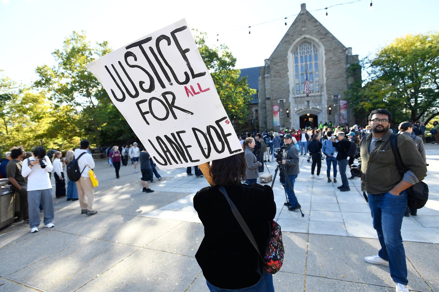 A crowd of students protests Cornell's response to gang rape complaint | iNFOnews.ca A crowd of students protests Cornell's response to gang rape complaint | iNFOnews.ca