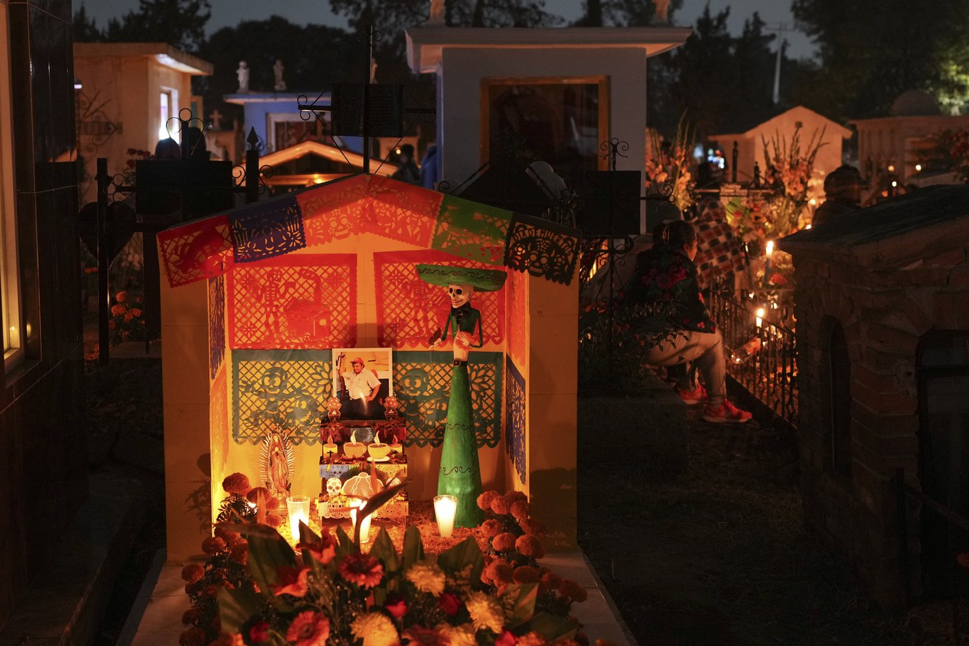 As Mexicans celebrate Day of the Dead, they grapple with what it means to hold on to tradition | iNFOnews.ca