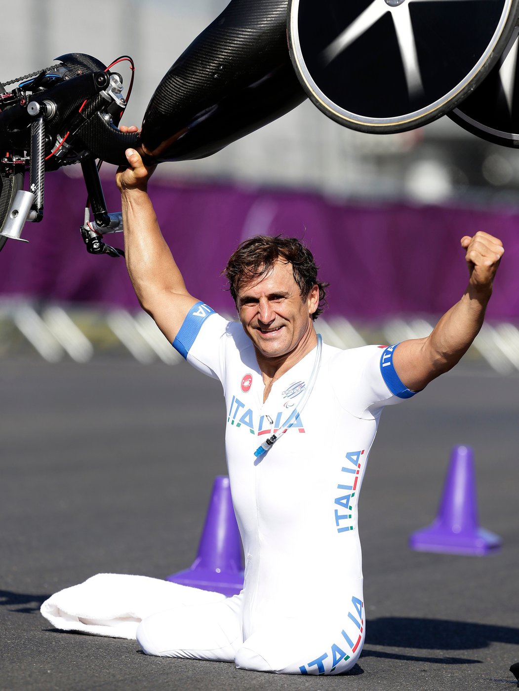 Alex Zanardi, auto racing champ who won Paralympic golds between life-altering accidents, dies at 59 | iNFOnews.ca Alex Zanardi, auto racing champ who won Paralympic golds between life-altering accidents, dies at 59 | iNFOnews.ca
