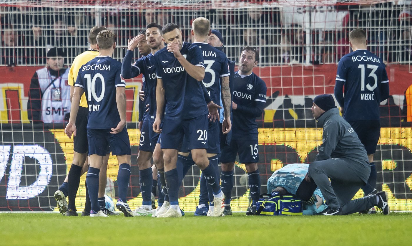 Goalkeeper struck by object so Bundesliga teams finish game without attacking | iNFOnews.ca
