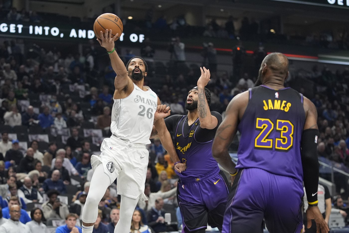 Mavericks end 5-game losing streak with a 118-97 victory over Lakers | iNFOnews.ca Mavericks end 5-game losing streak with a 118-97 victory over Lakers | iNFOnews.ca