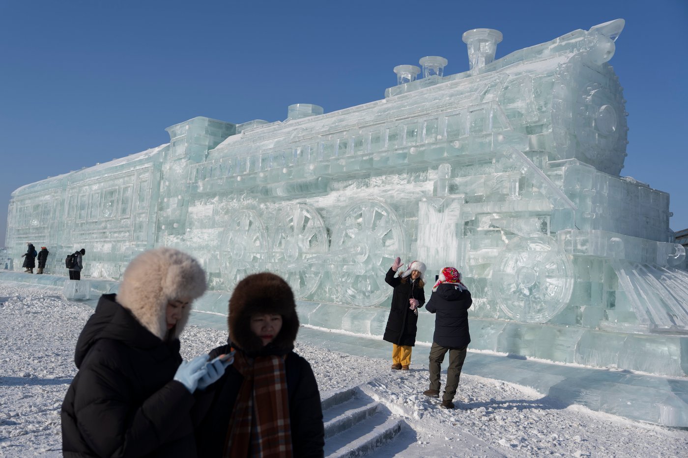 Harbin ice festival draws sculptors and spectators to northern China, in photos | iNFOnews.ca