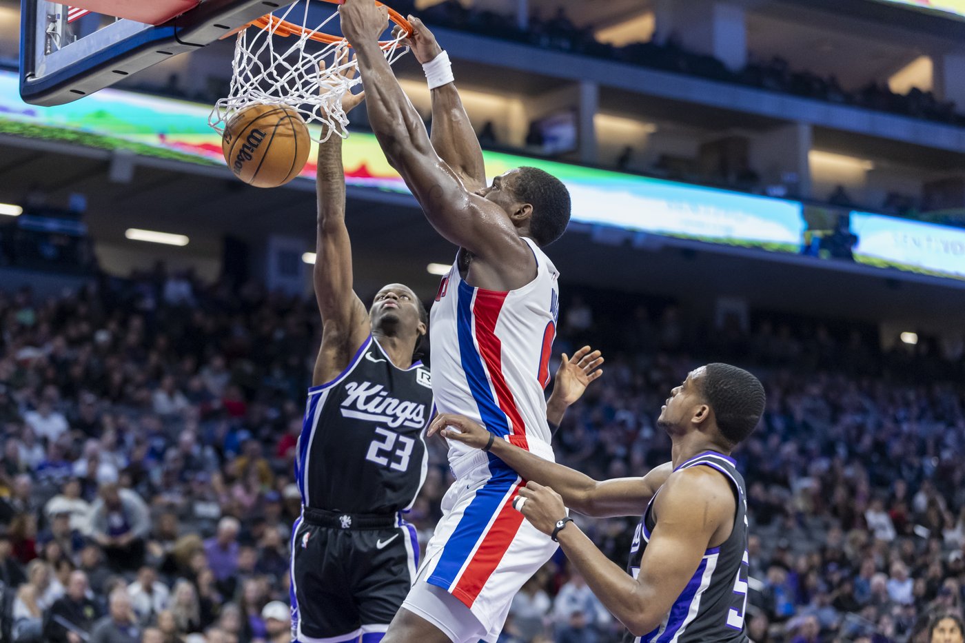 Jaden Ivey's 4-point play with 3 seconds left rallies Pistons past Kings 114-113 | iNFOnews.ca