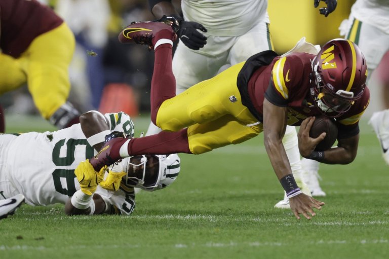 Commanders' Jayden Daniels is not on the field for the start of practice Friday | iNFOnews.ca